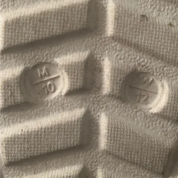 M10/W/12 CROCS Women's White Fuzzy Lined Moccasins - Picture 5 of 5